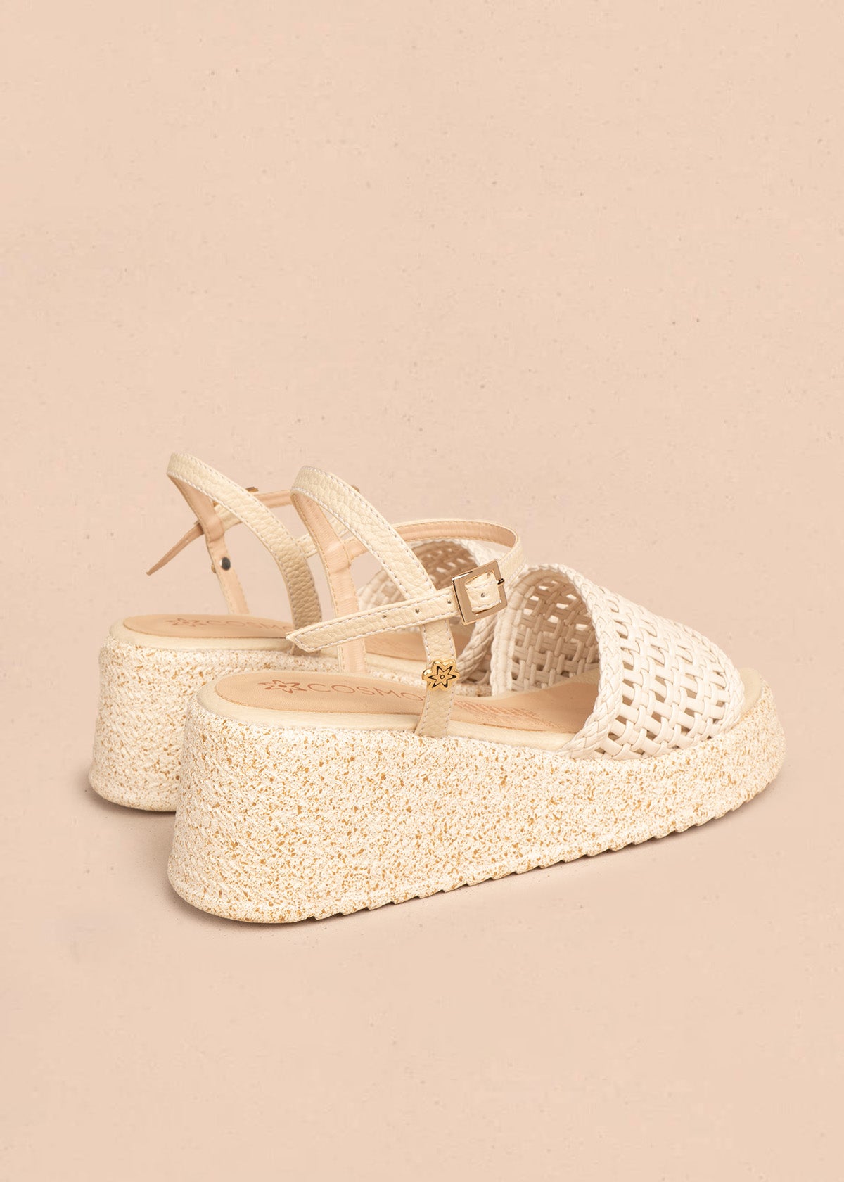 Sandalias en plataforma color beige con banda tejida calada 106536