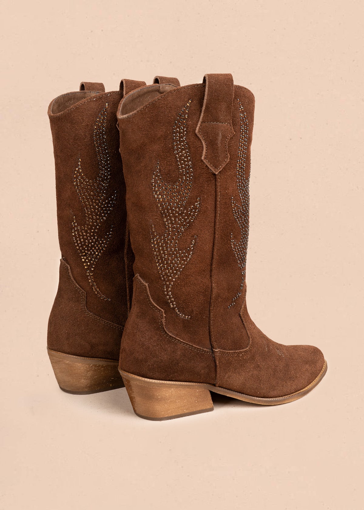 BOTA EN CUERO CHOCOLATE 106545