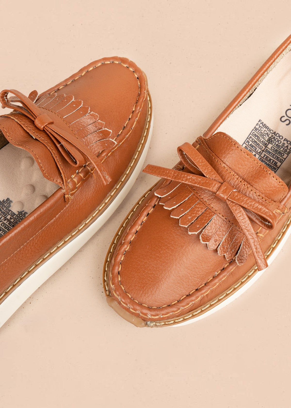Mocasines en cuero color miel con flecos y lazo 106548