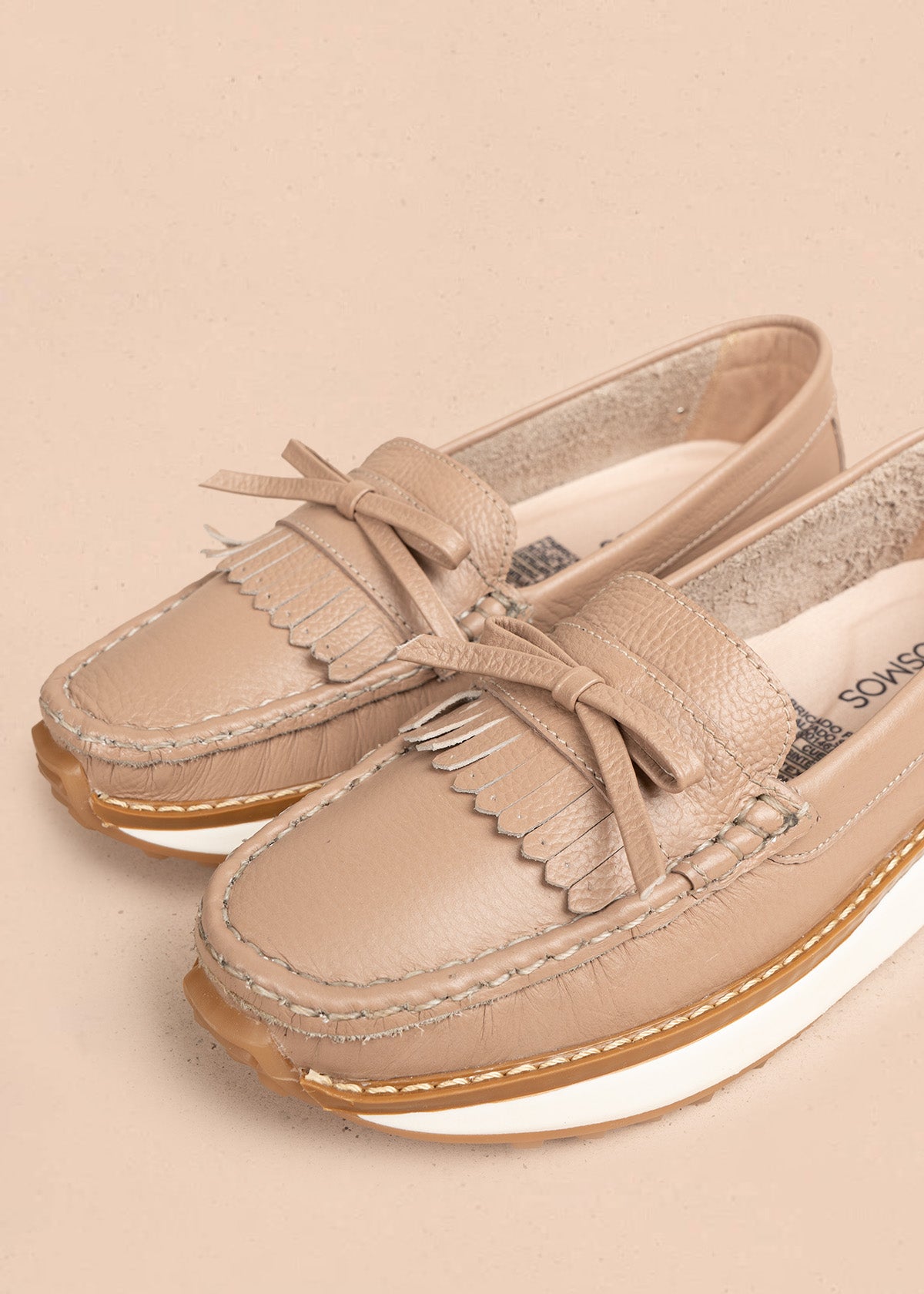 Mocasines en cuero color taupe con flecos y lazo 106548