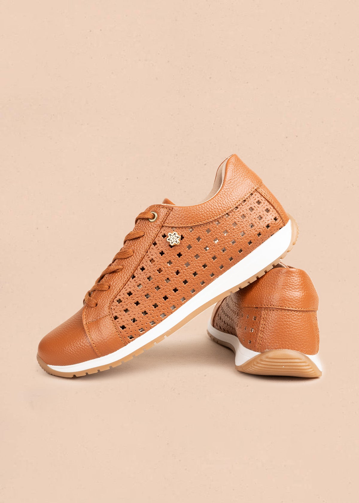 Tenis casuales de cuero color miel con perforaciones 106549