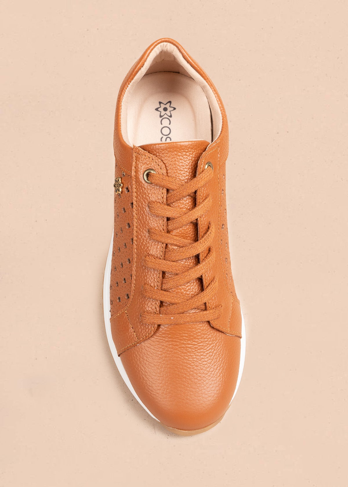 Tenis casuales de cuero color miel con perforaciones 106549
