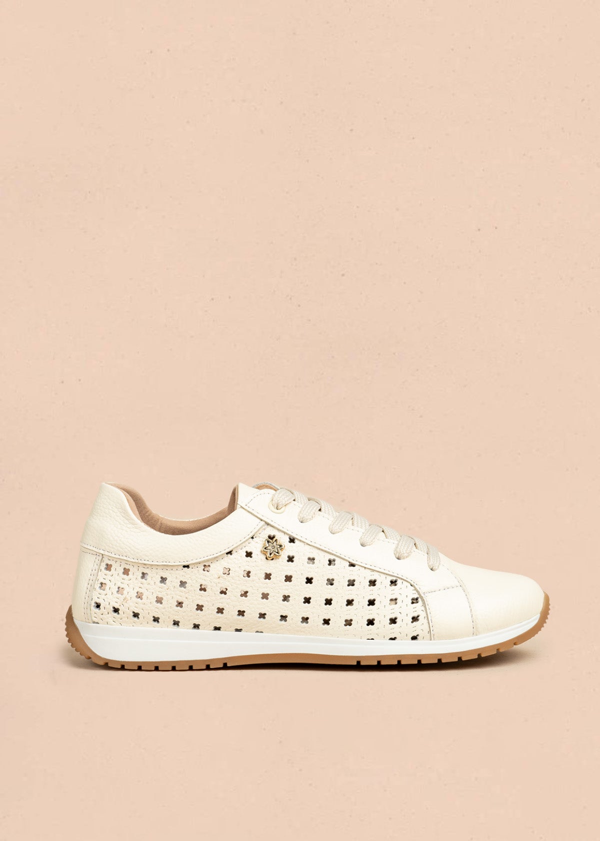 Tenis casuales de cuero color talco con perforaciones 106549