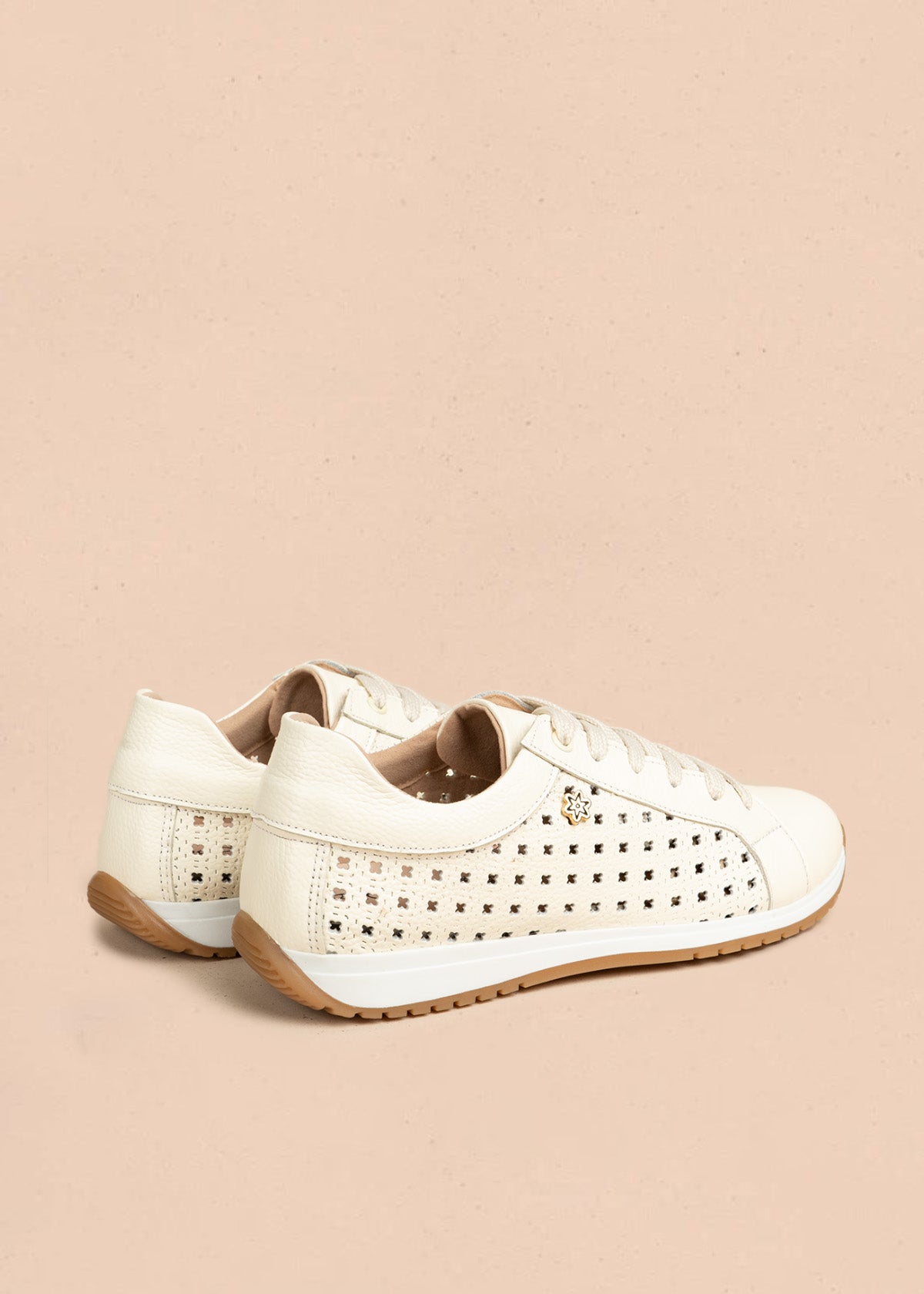 Tenis casuales de cuero color talco con perforaciones 106549