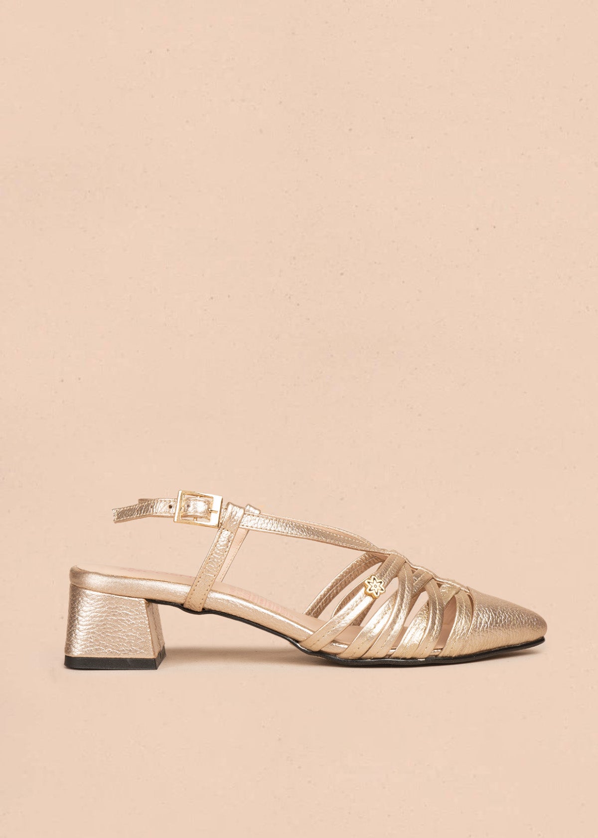 Tacones trabilla en cuero color champaña con tiras delgadas 106550