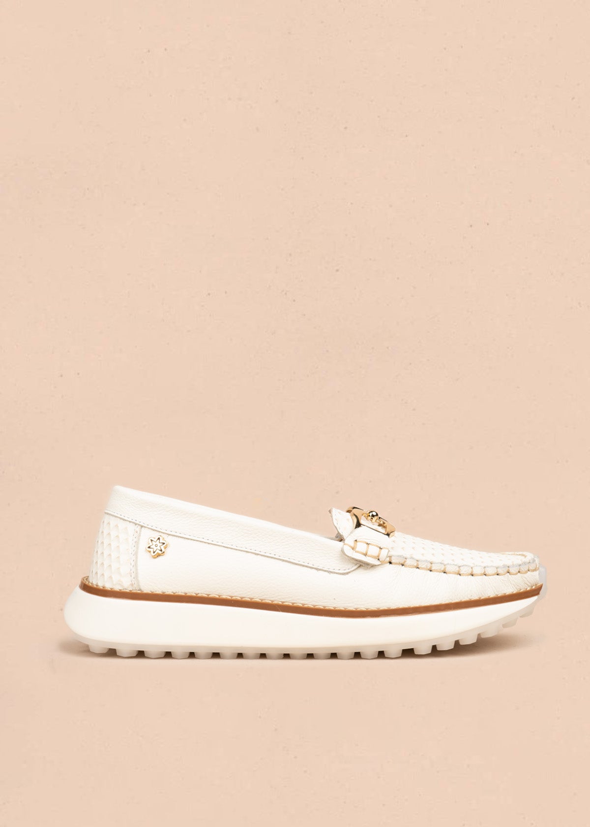 Mocasines de cuero color talco con detalle dorado y suela chunky 106551