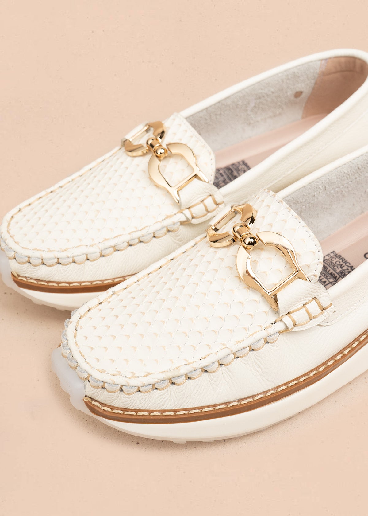 Mocasines de cuero color talco con detalle dorado y suela chunky 106551