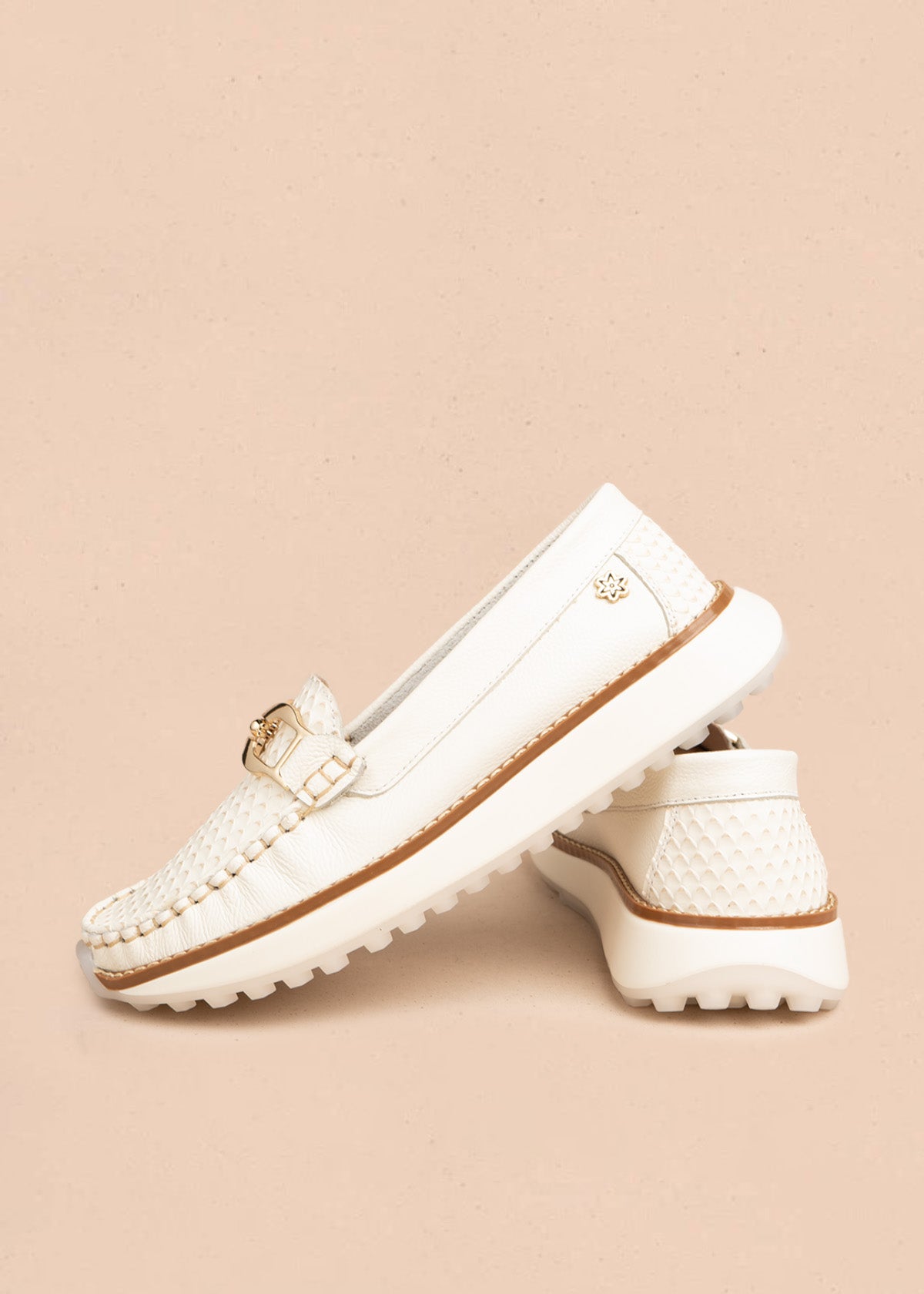 Mocasines de cuero color talco con detalle dorado y suela chunky 106551
