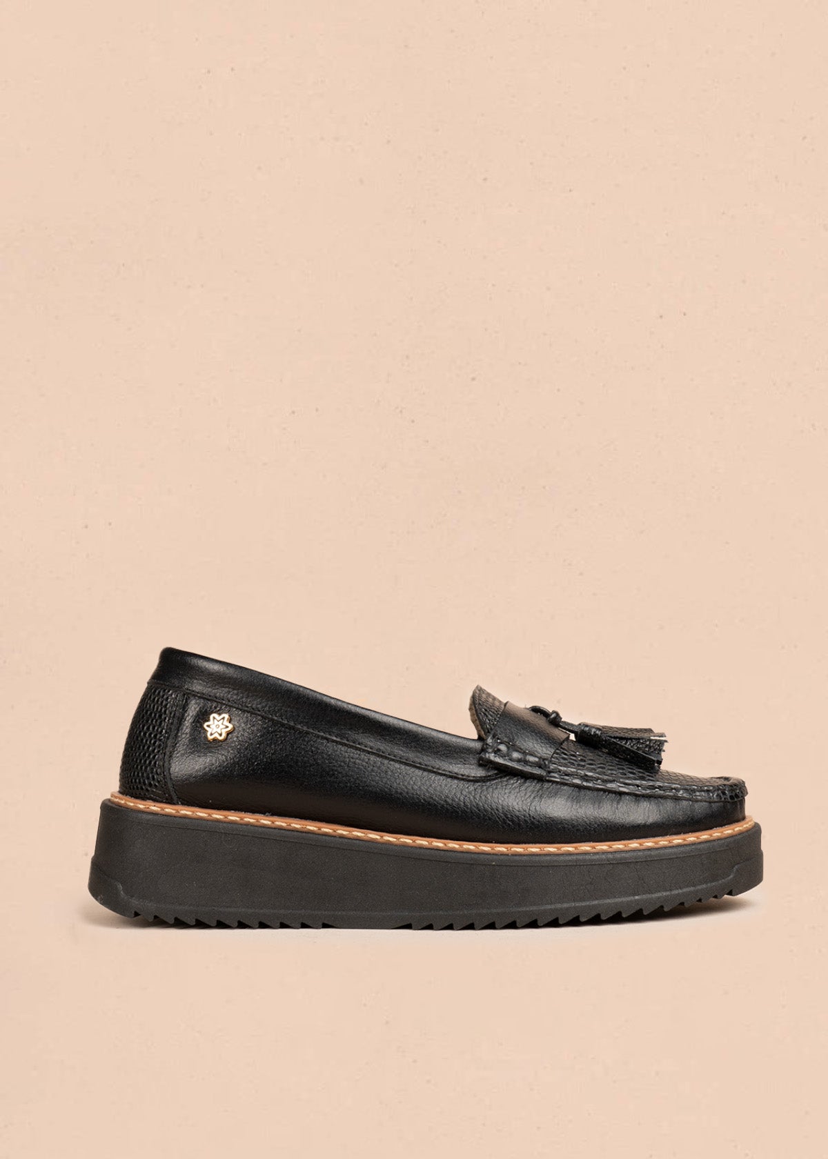 Mocasines en cuero color negro con detalle de borlas 106552