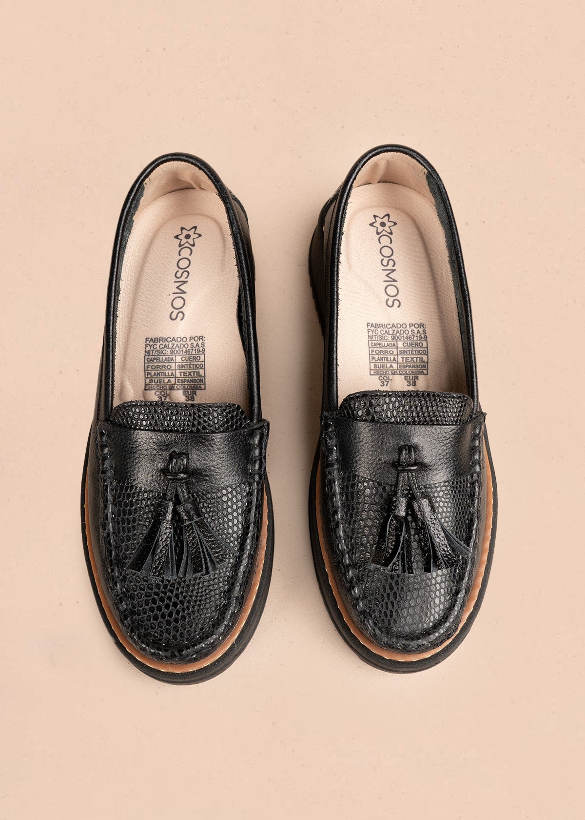 Mocasines en cuero color negro con detalle de borlas 106552