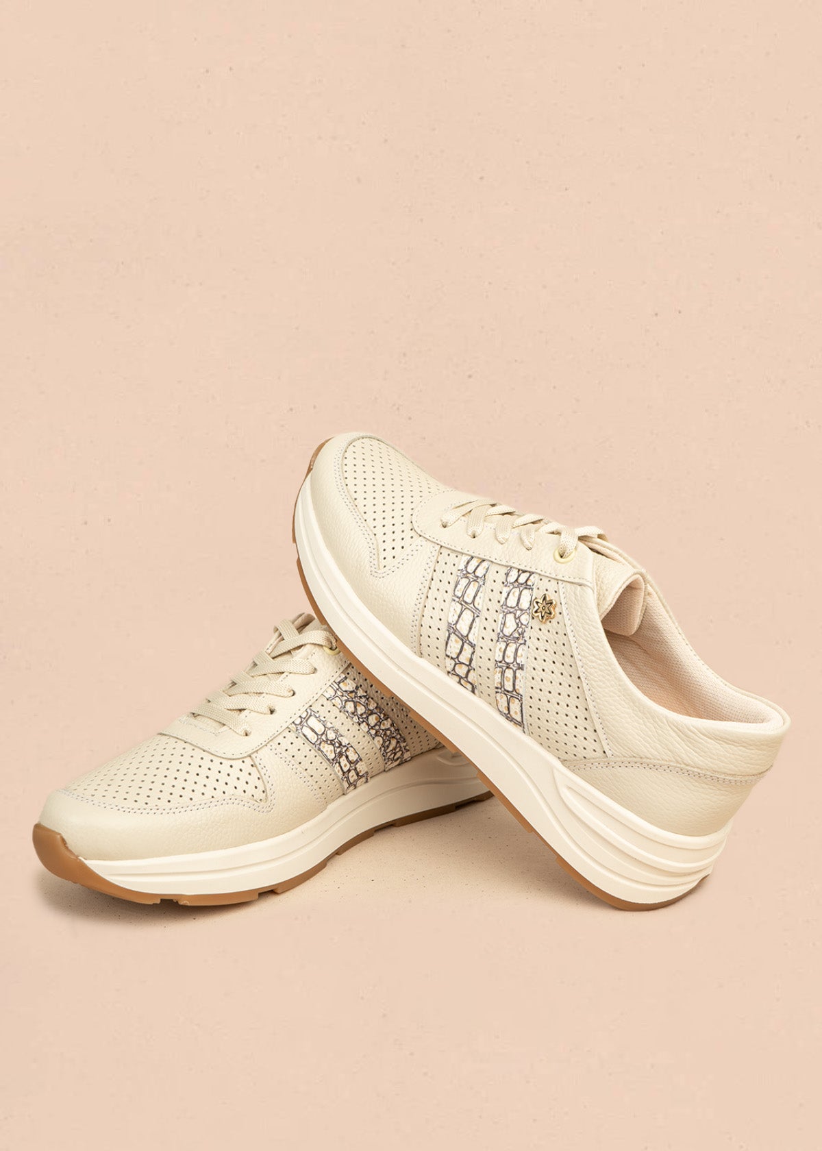 Tenis deportivos de cuero color marfil con textura pitón y microperforaciones 106553