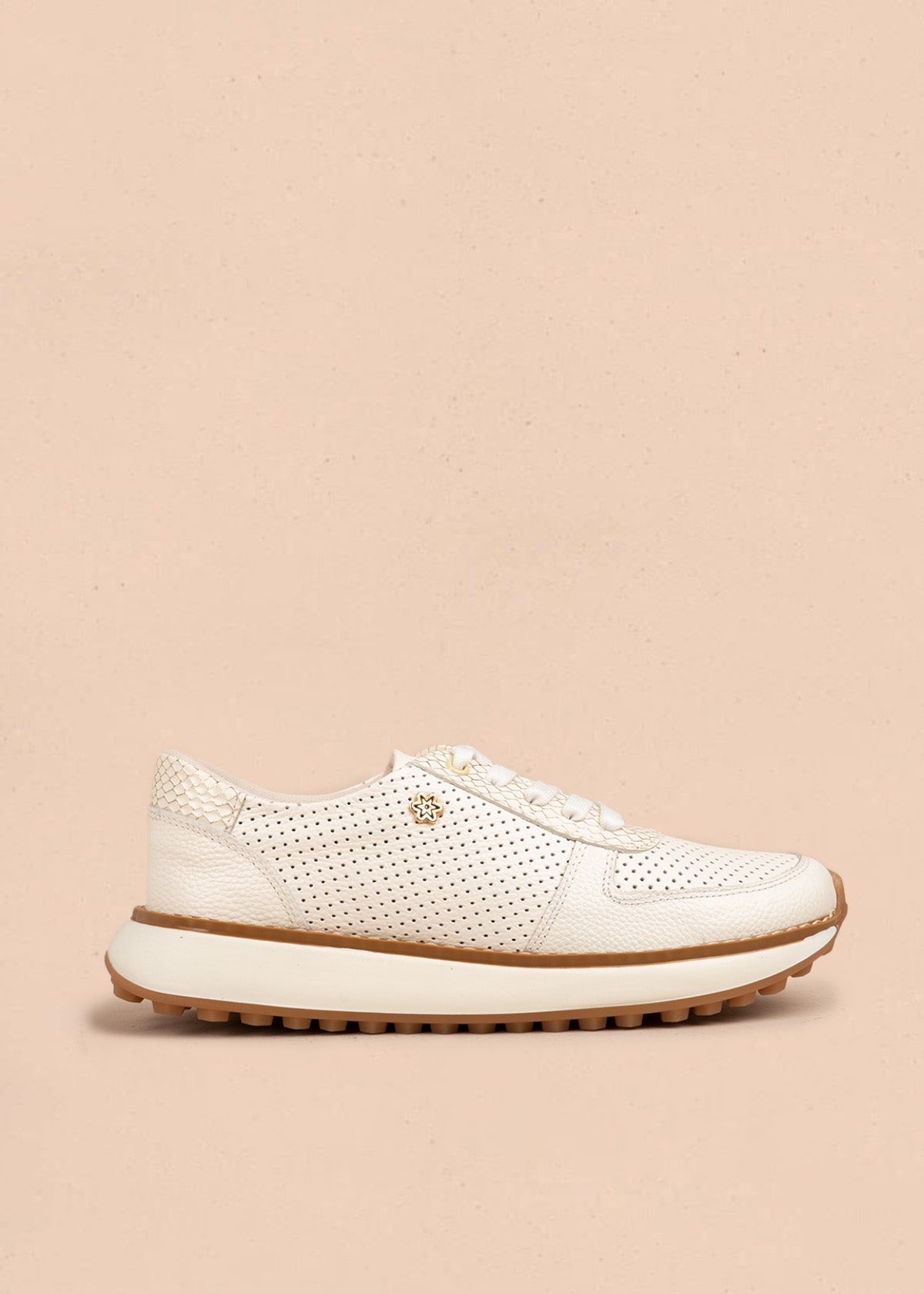 Tenis casuales de cuero color talco con microperforaciones 106554
