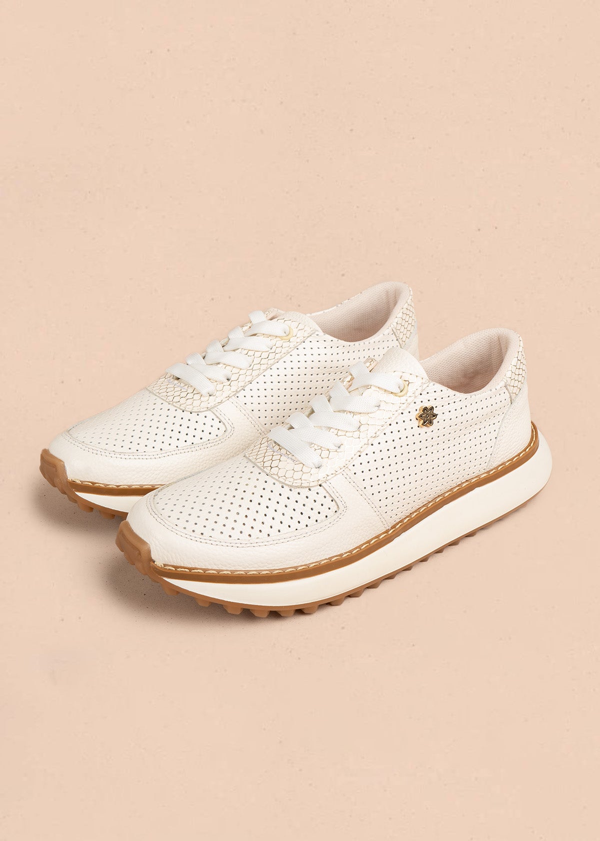 Tenis casuales de cuero color talco con microperforaciones 106554
