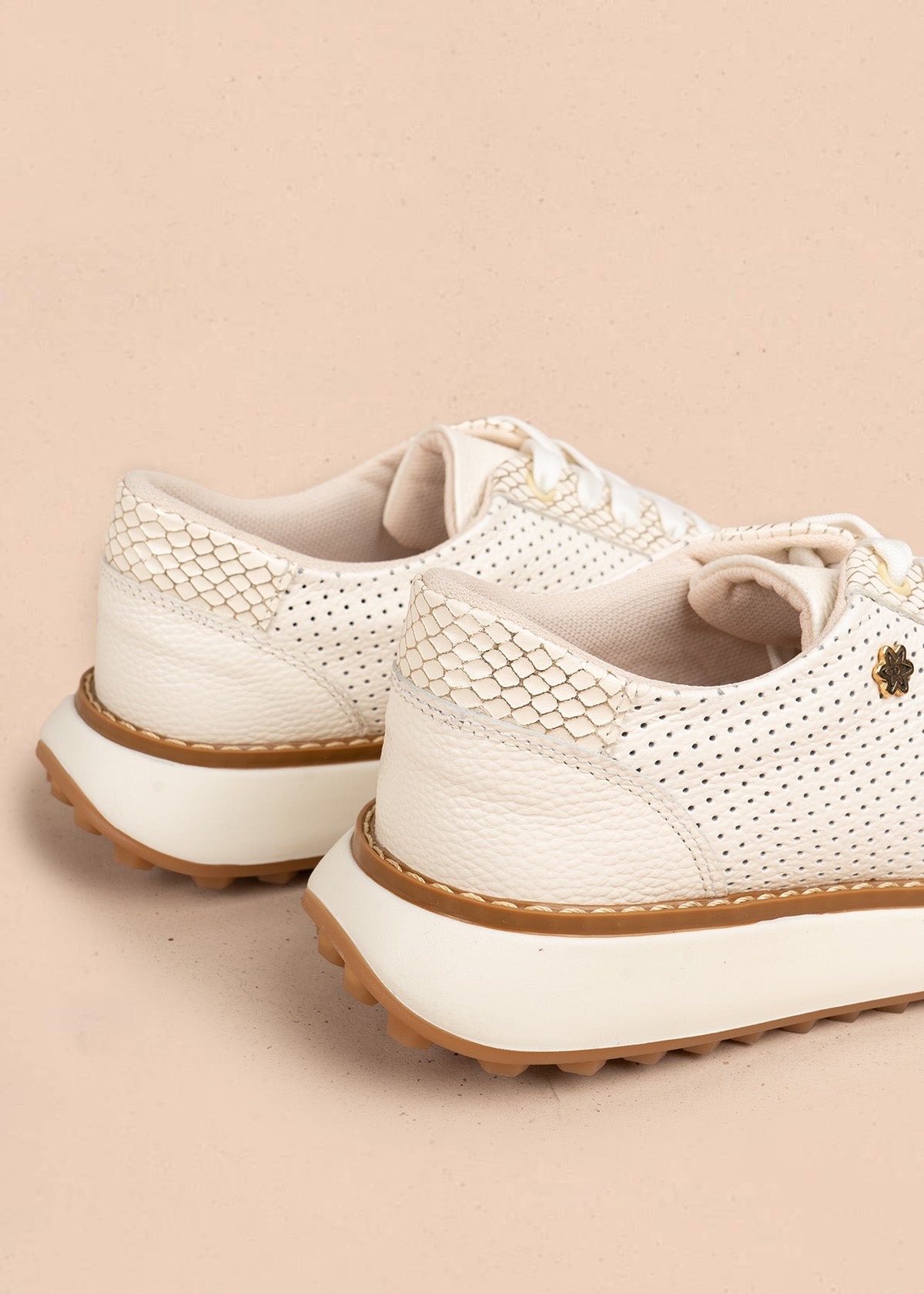 Tenis casuales de cuero color talco con microperforaciones 106554