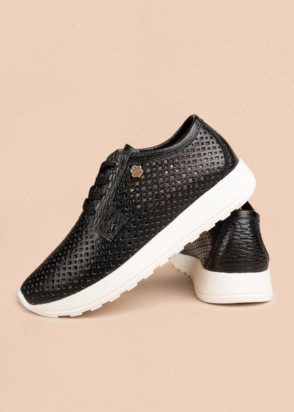 Tenis deportivos de cuero color negro con perforaciones 106555