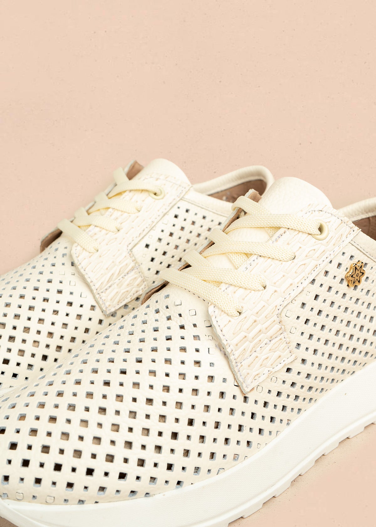 Tenis casuales de cuero color talco con perforaciones 106555