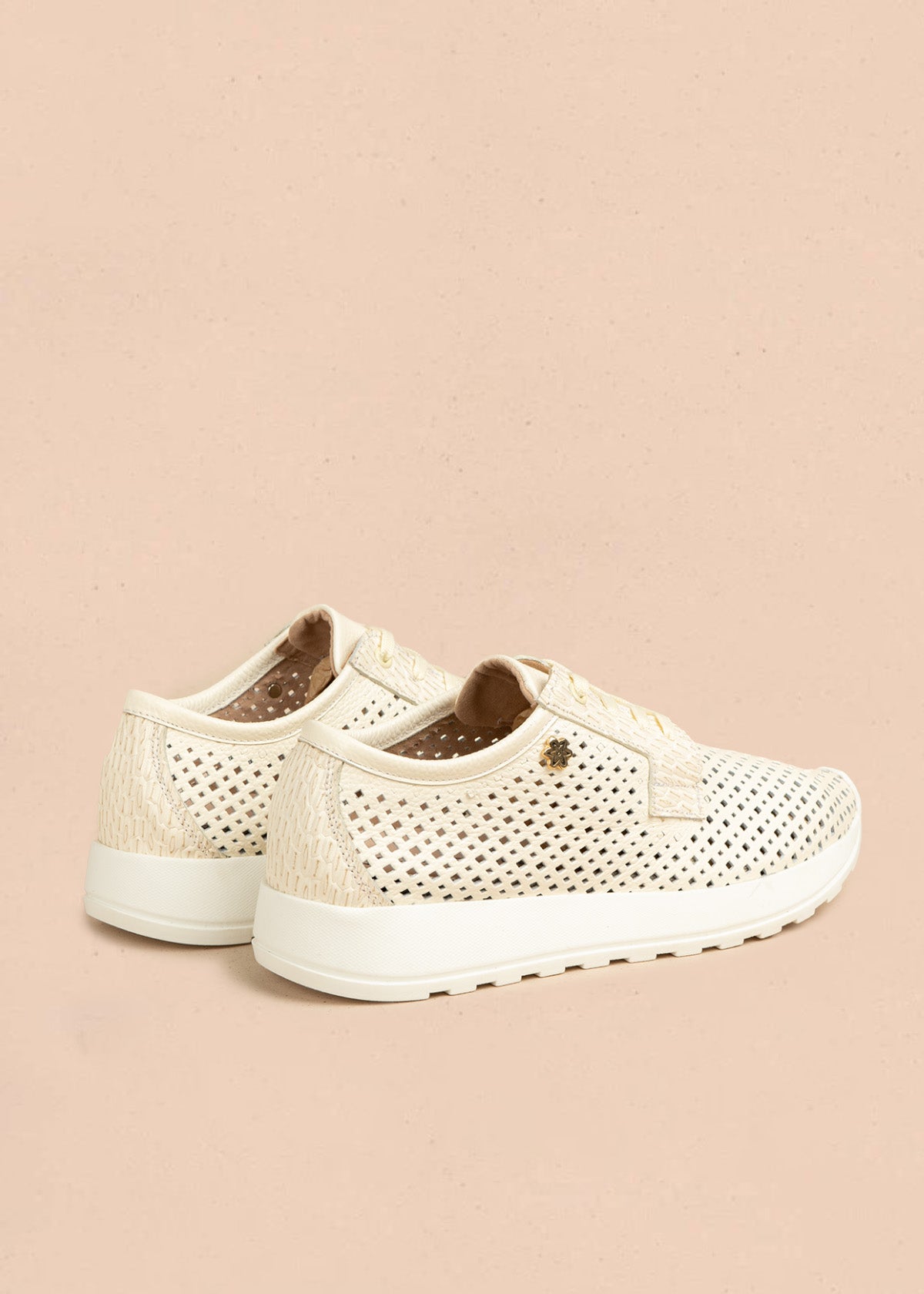 Tenis casuales de cuero color talco con perforaciones 106555