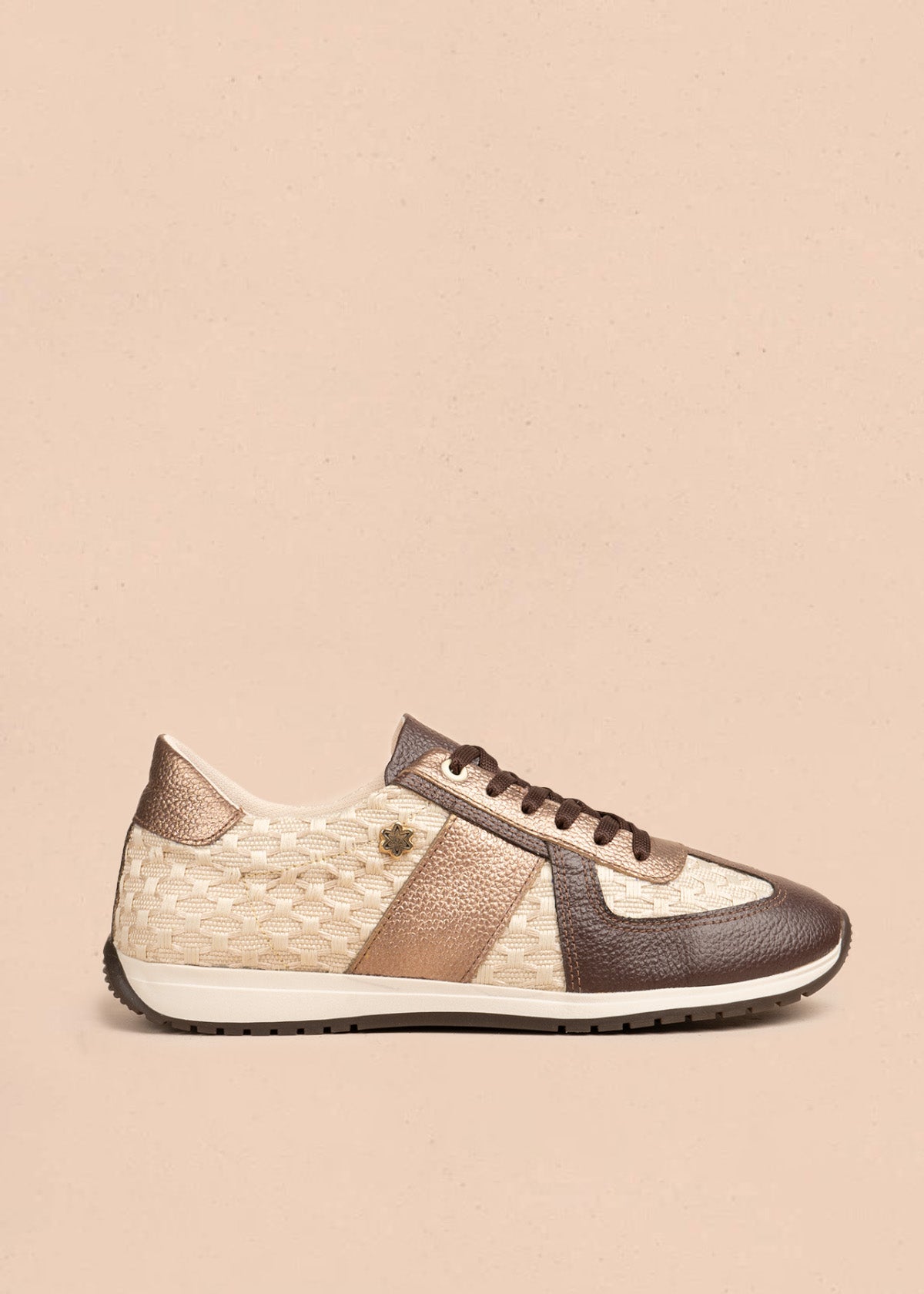Tenis casuales en cuero color bronce con texturizado 106556
