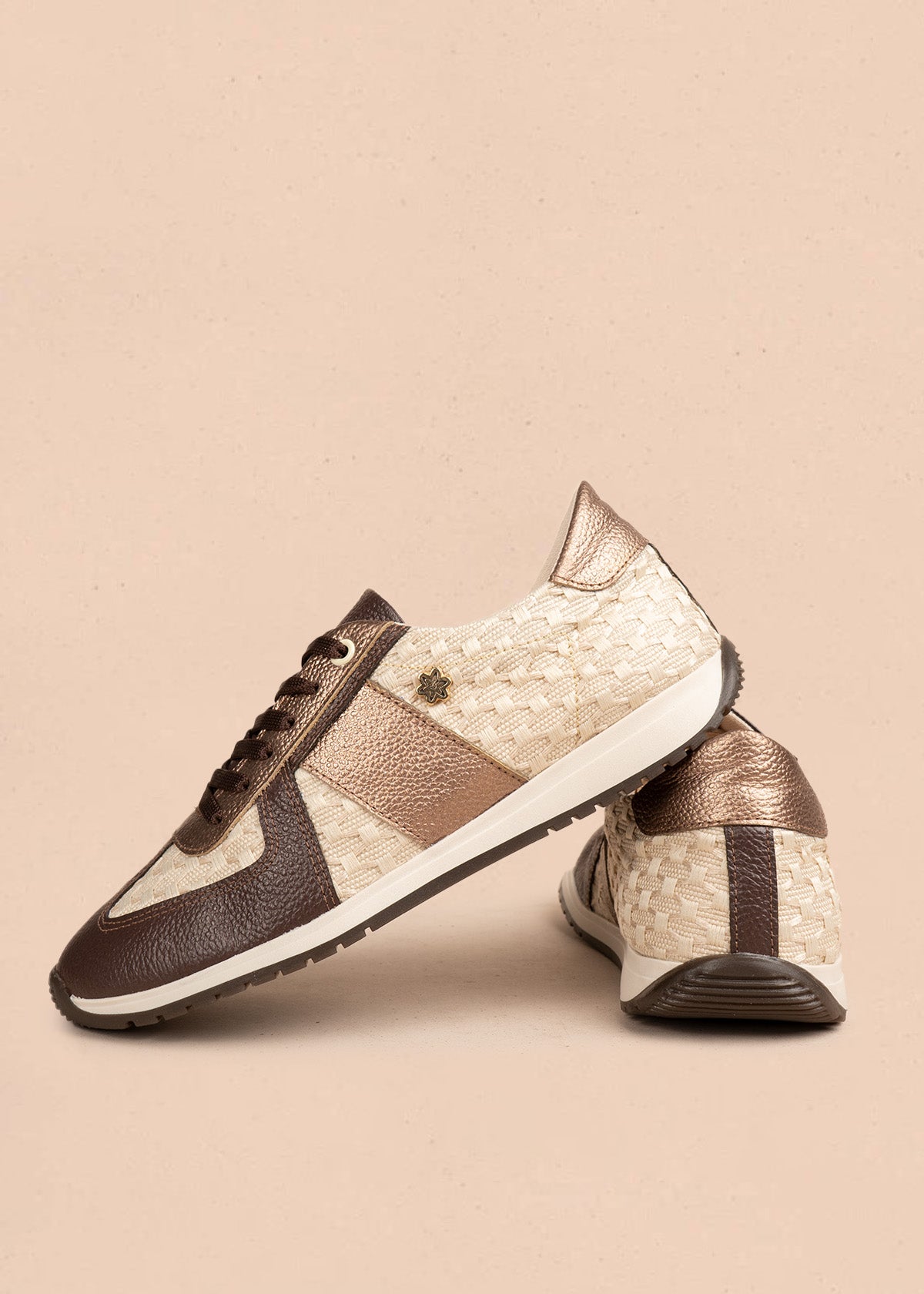 Tenis casuales en cuero color bronce con texturizado 106556