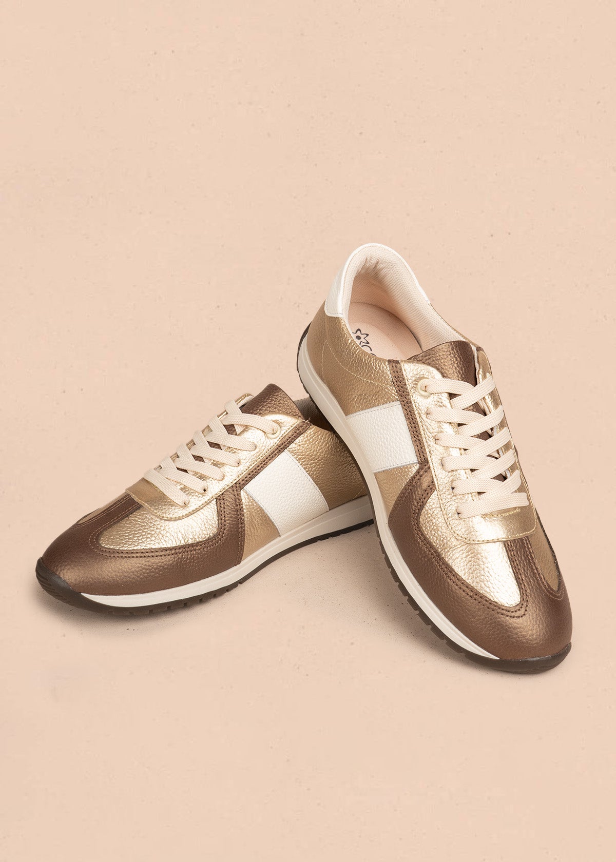 Tenis casuales en cuero color talco con texturizado 106556