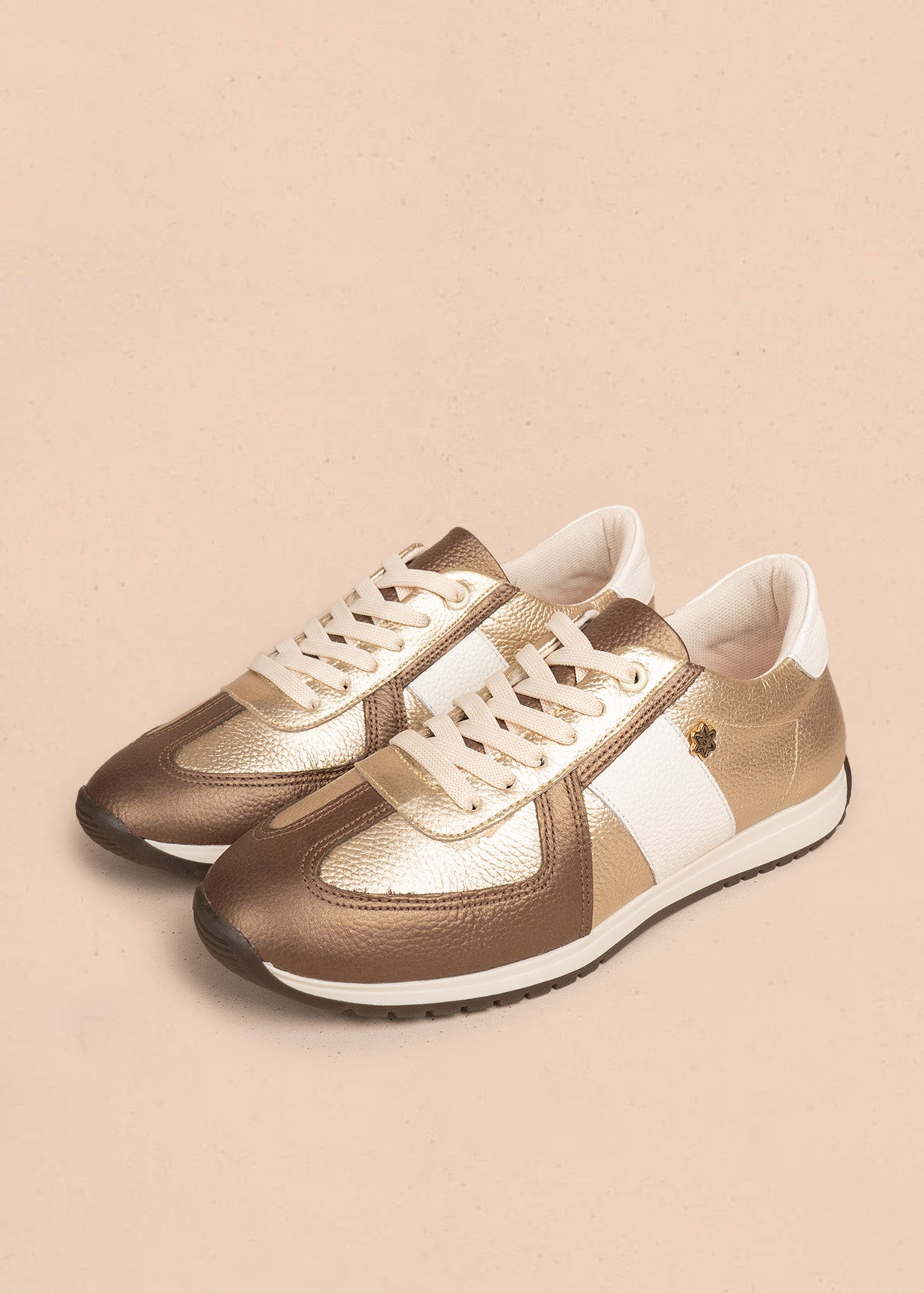 Tenis casuales en cuero color talco con texturizado 106556