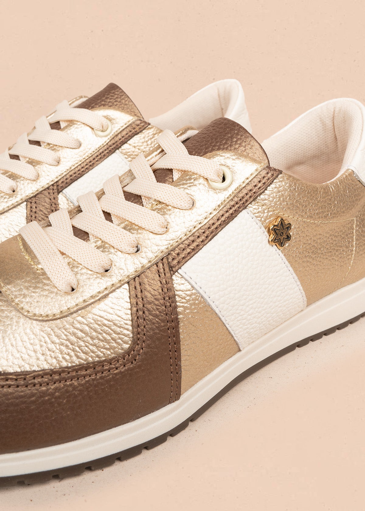 Tenis casuales en cuero color talco con texturizado 106556