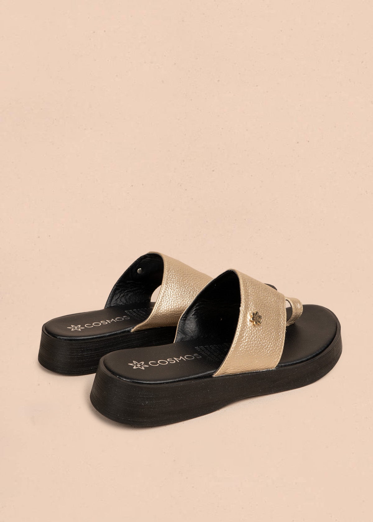 Sandalias en cuero color champaña con suela chunky 106557