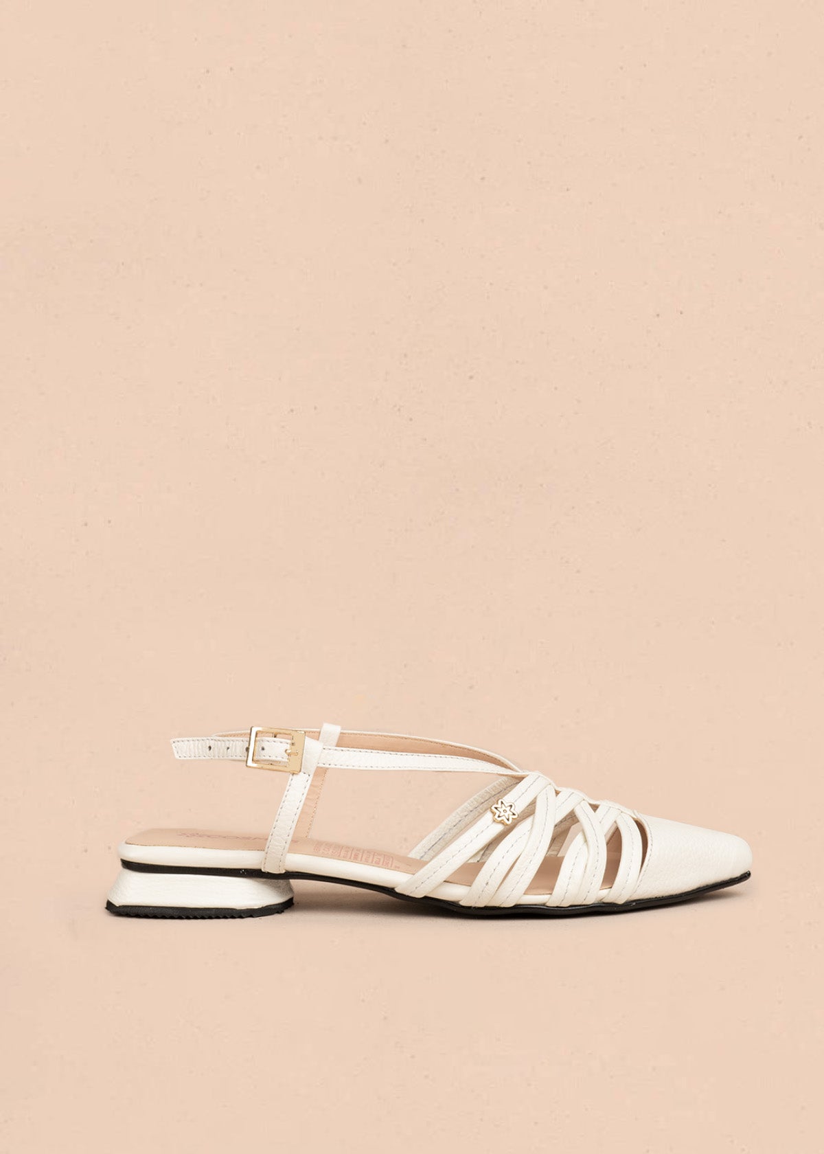 Tacones trabilla en cuero color talco con tiras entrecruzadas 106559