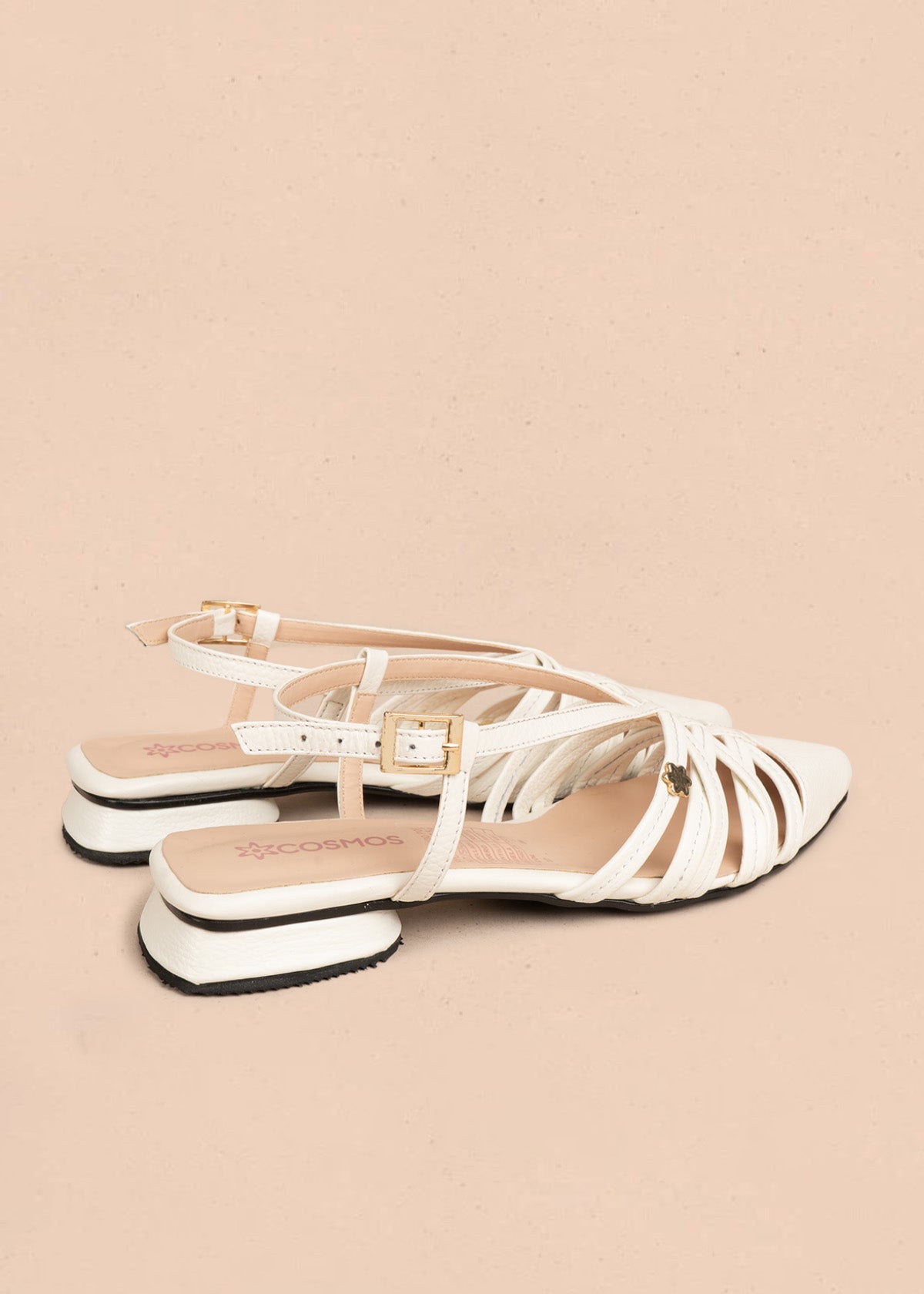 Tacones trabilla en cuero color talco con tiras entrecruzadas 106559