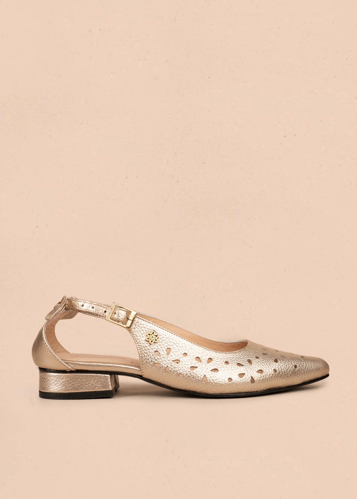 Tacones trabilla en cuero color champaña con perforaciones florales 106560