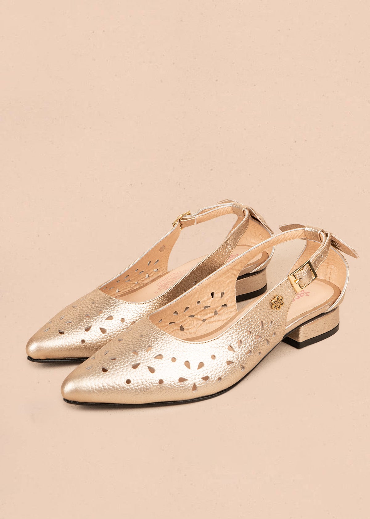 Tacones trabilla en cuero color champaña con perforaciones florales 106560