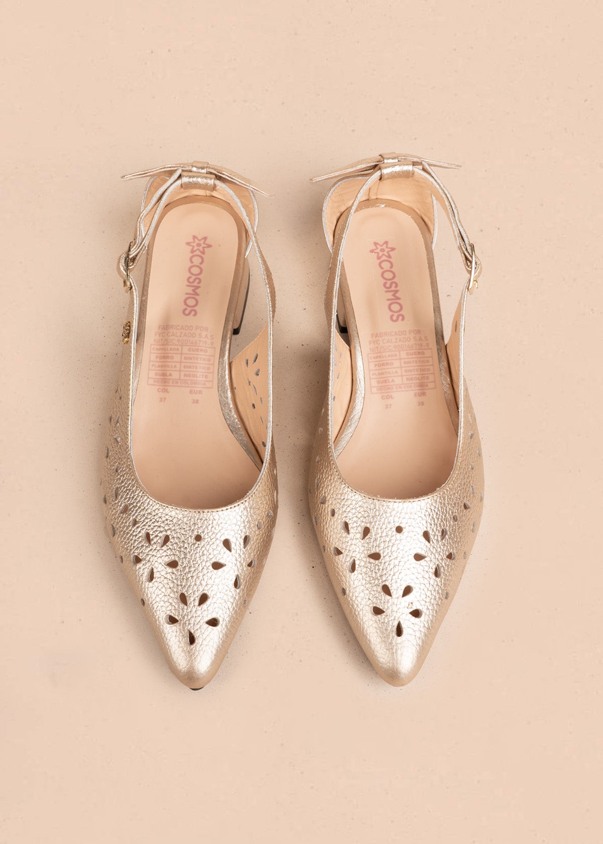 Tacones trabilla en cuero color champaña con perforaciones florales 106560