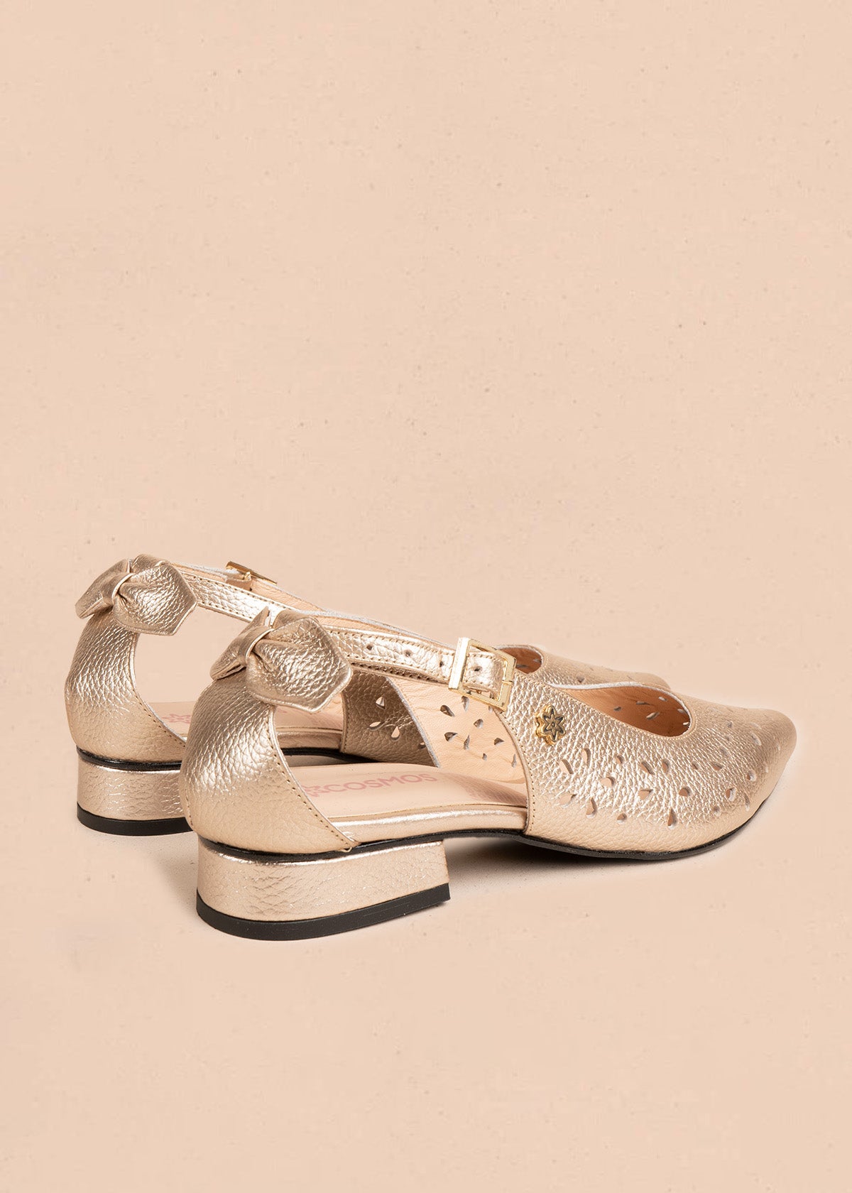 Tacones trabilla en cuero color champaña con perforaciones florales 106560
