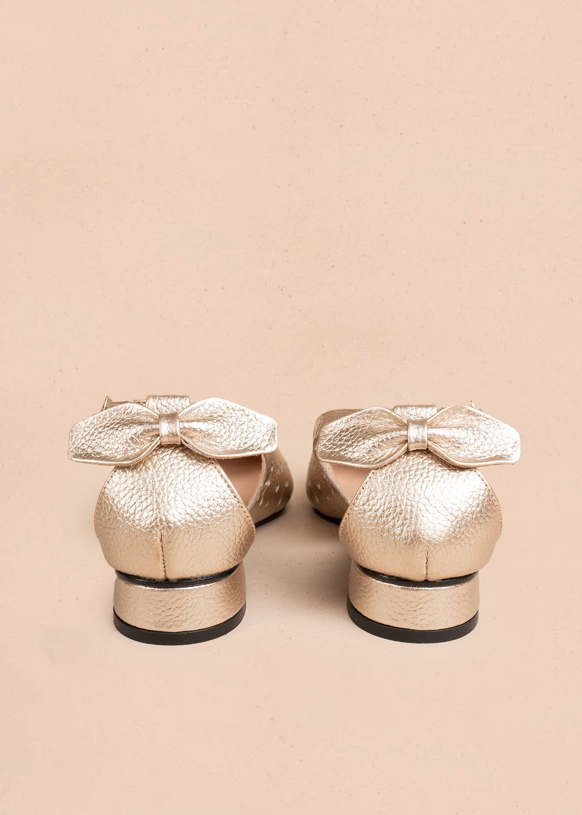 Tacones trabilla en cuero color champaña con perforaciones florales 106560