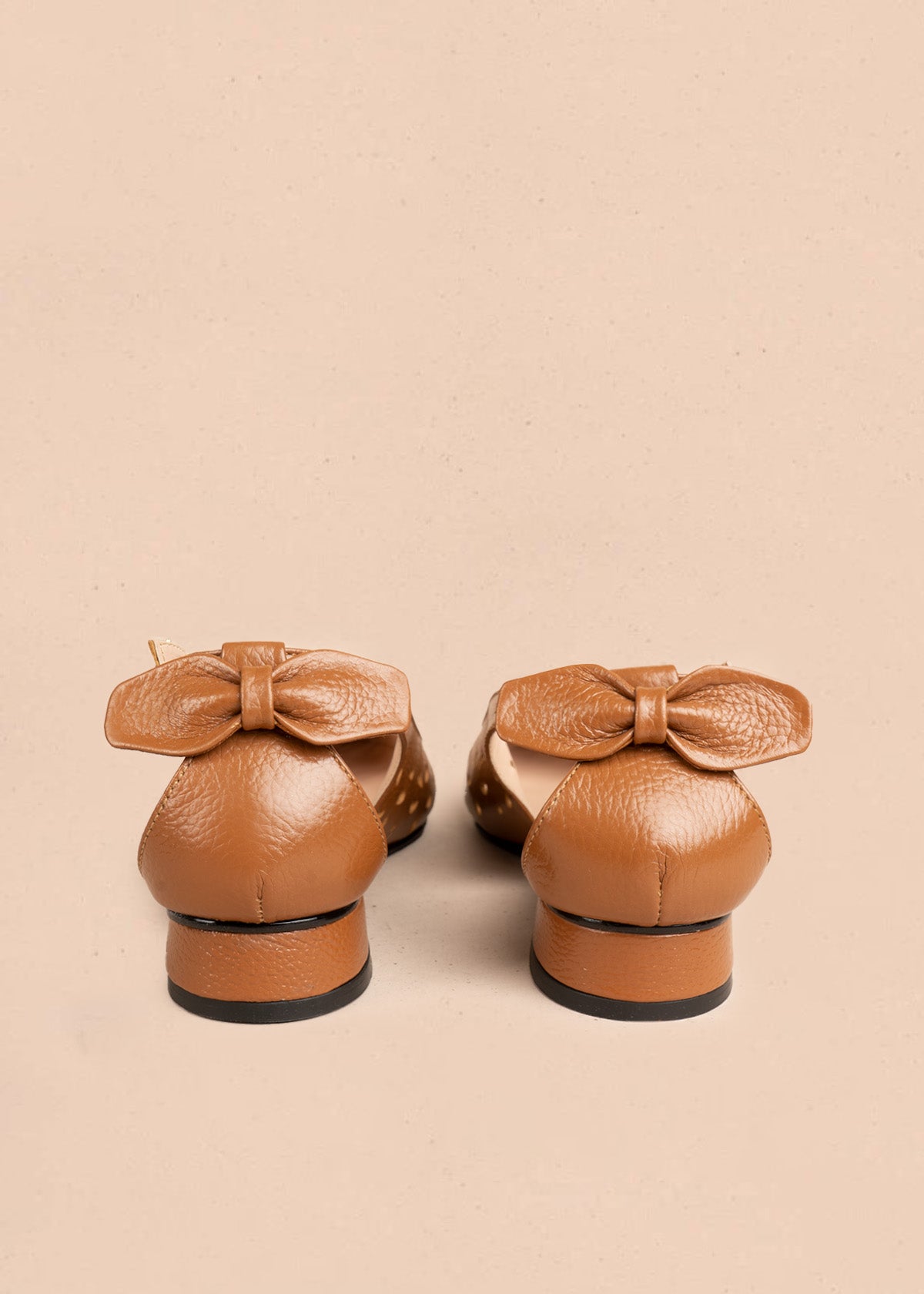 Tacones trabilla en cuero color miel con perforaciones florales 106560
