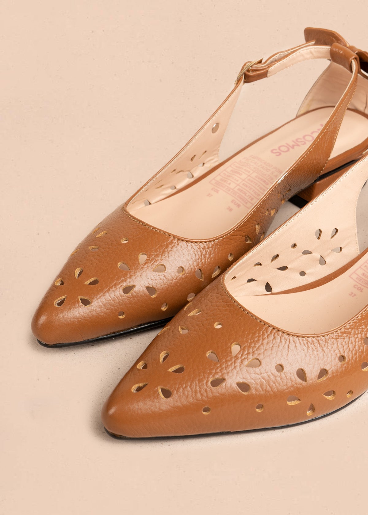 Tacones trabilla en cuero color miel con perforaciones florales 106560