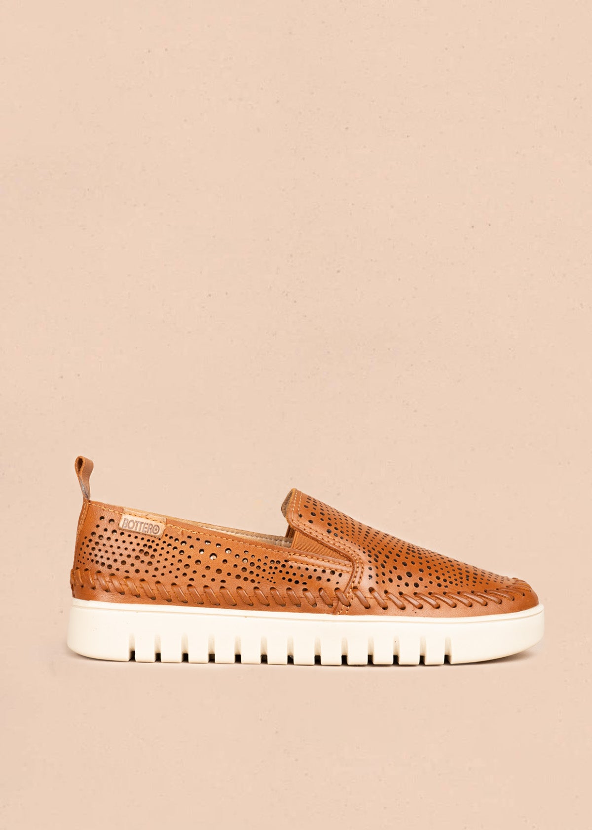 Zapato cerrado de cuero en color miel 106565