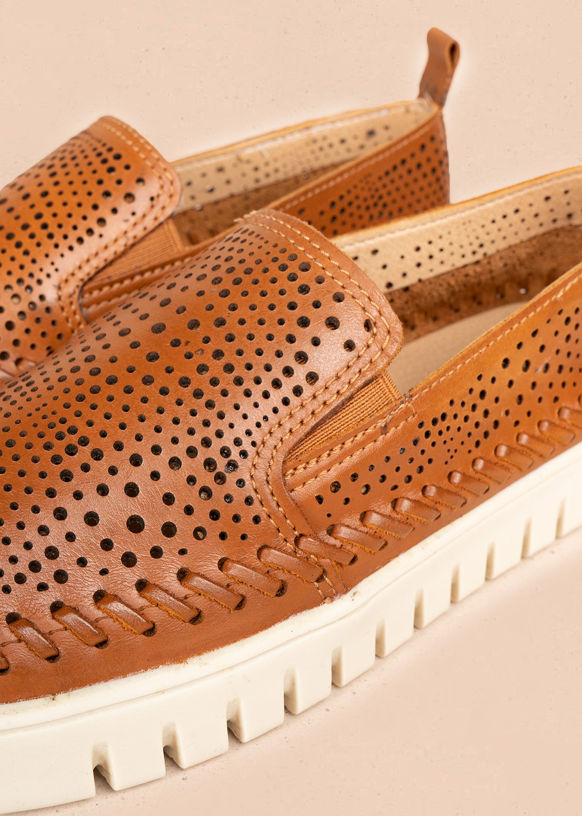Zapato cerrado de cuero en color miel 106565