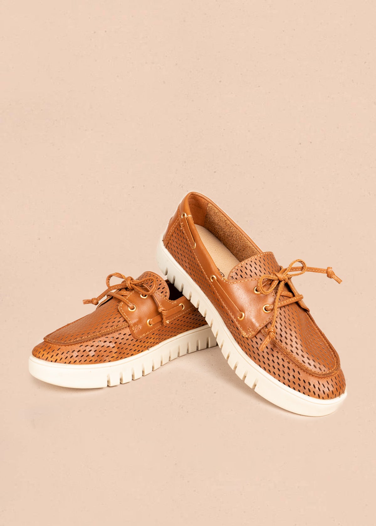 Zapato cerrado de cuero en color miel 106566