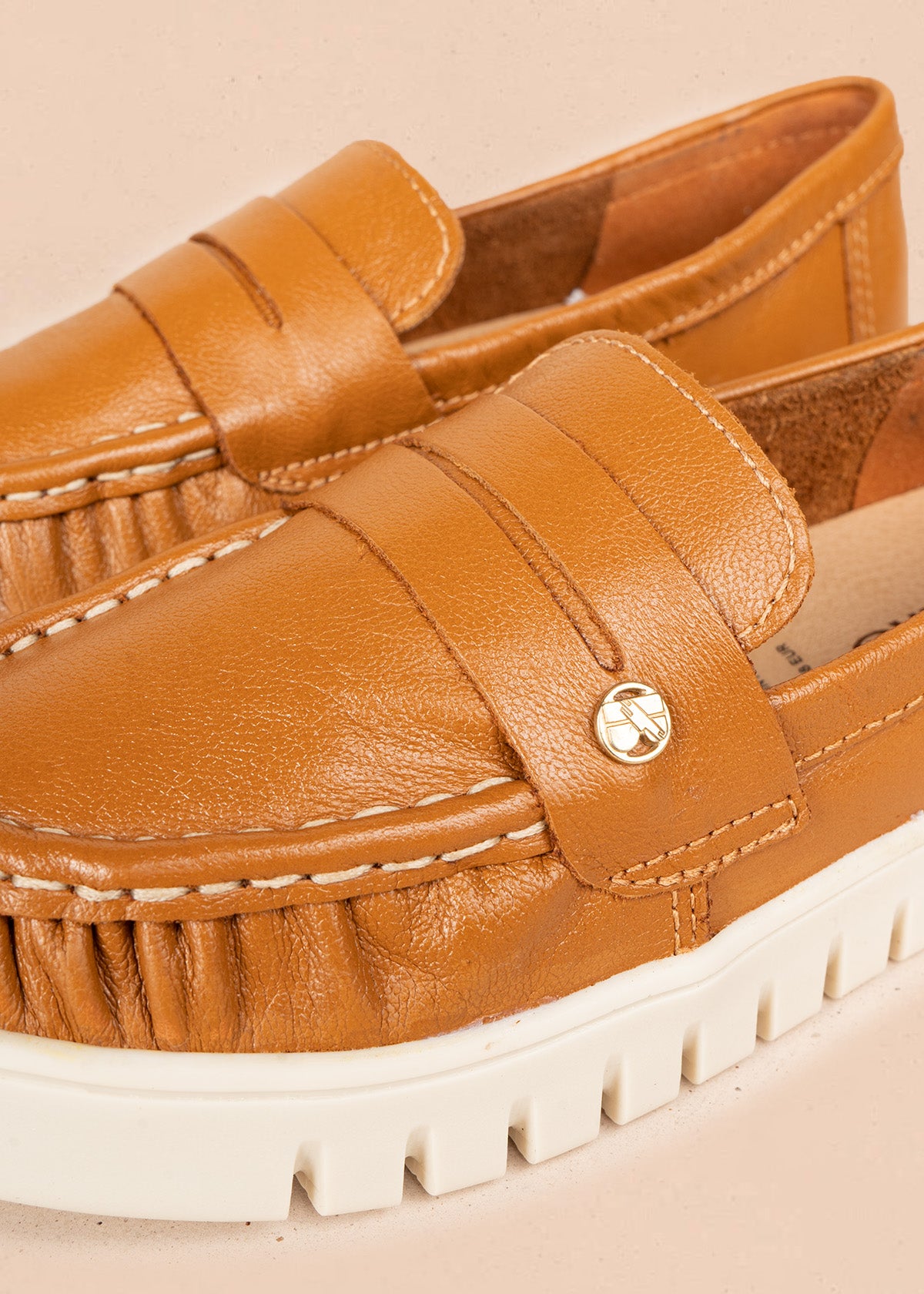 Mocasines de cuero en color miel 106567