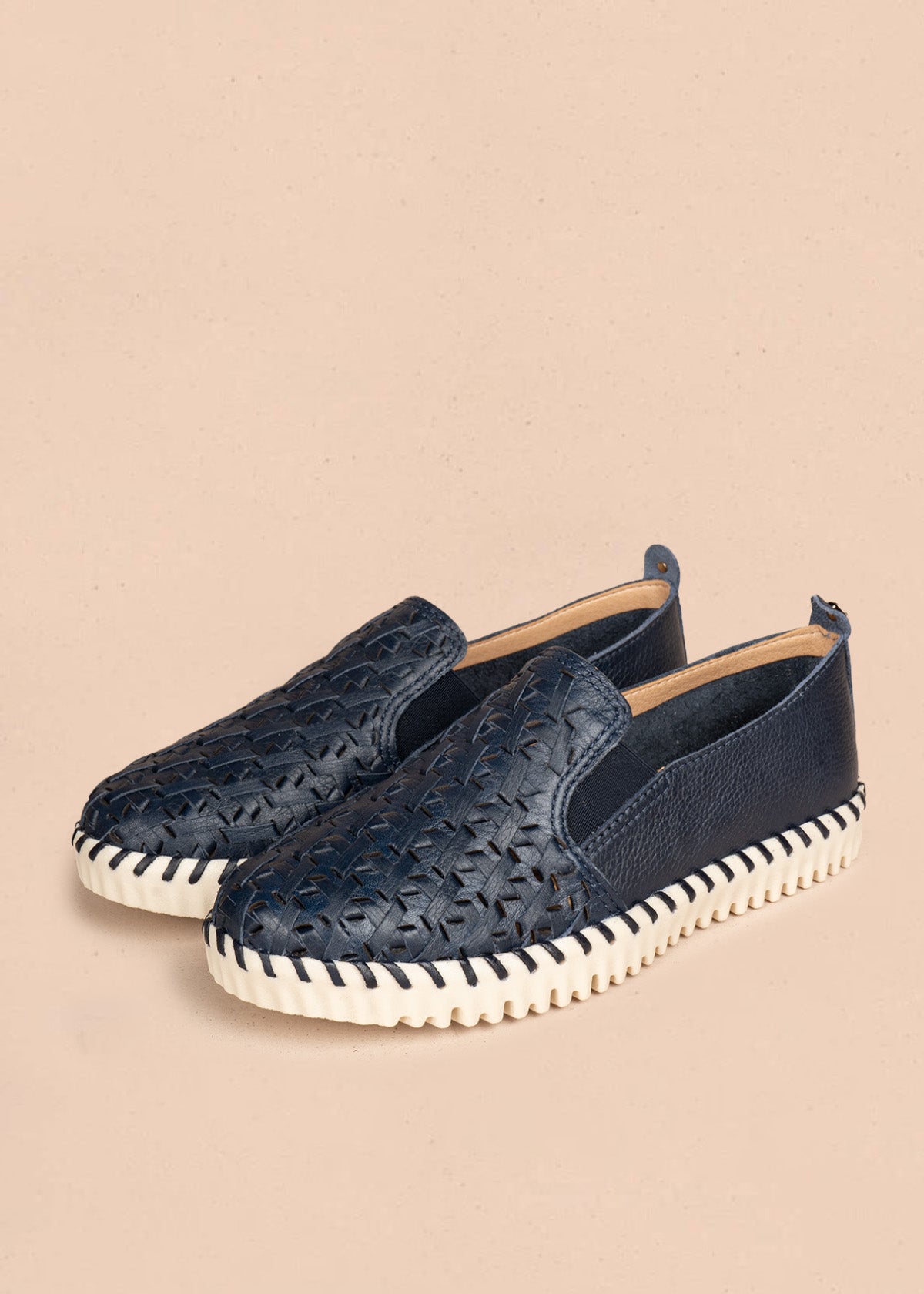 Zapato cerrado en cuero color azul 106570