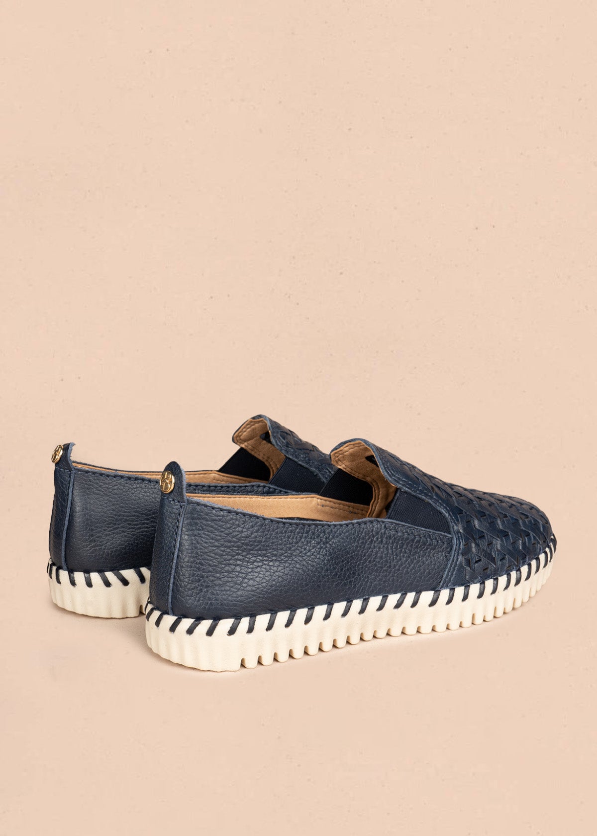 Zapato cerrado en cuero color azul 106570