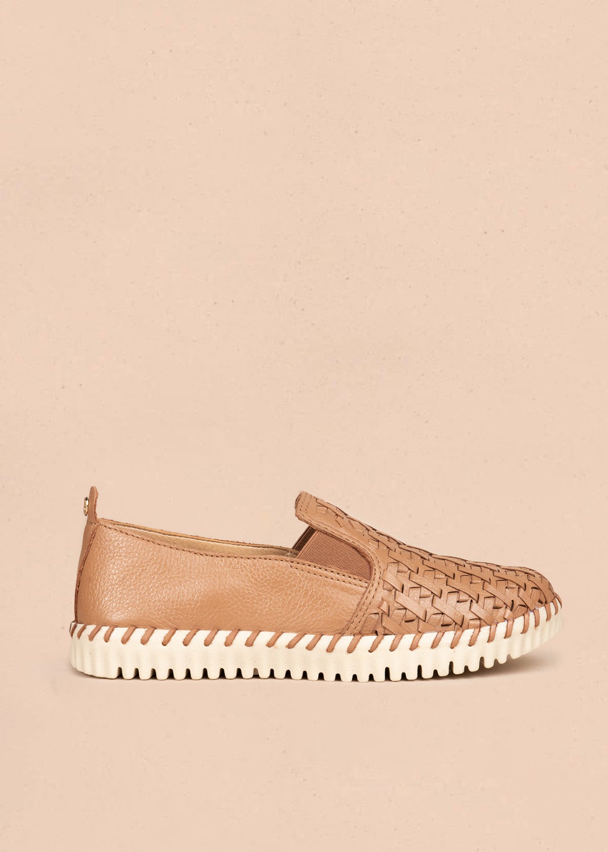 Zapato cerrado en cuero color moca 106570