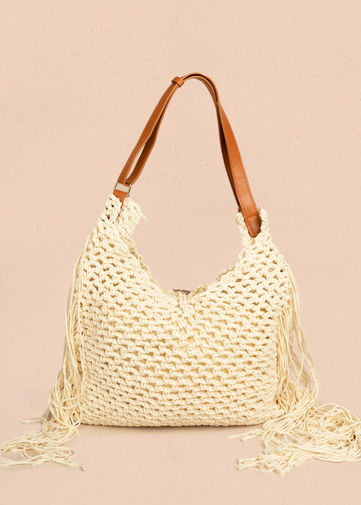 Bolso tipo tula color beige con flecos y silueta hobo 106572
