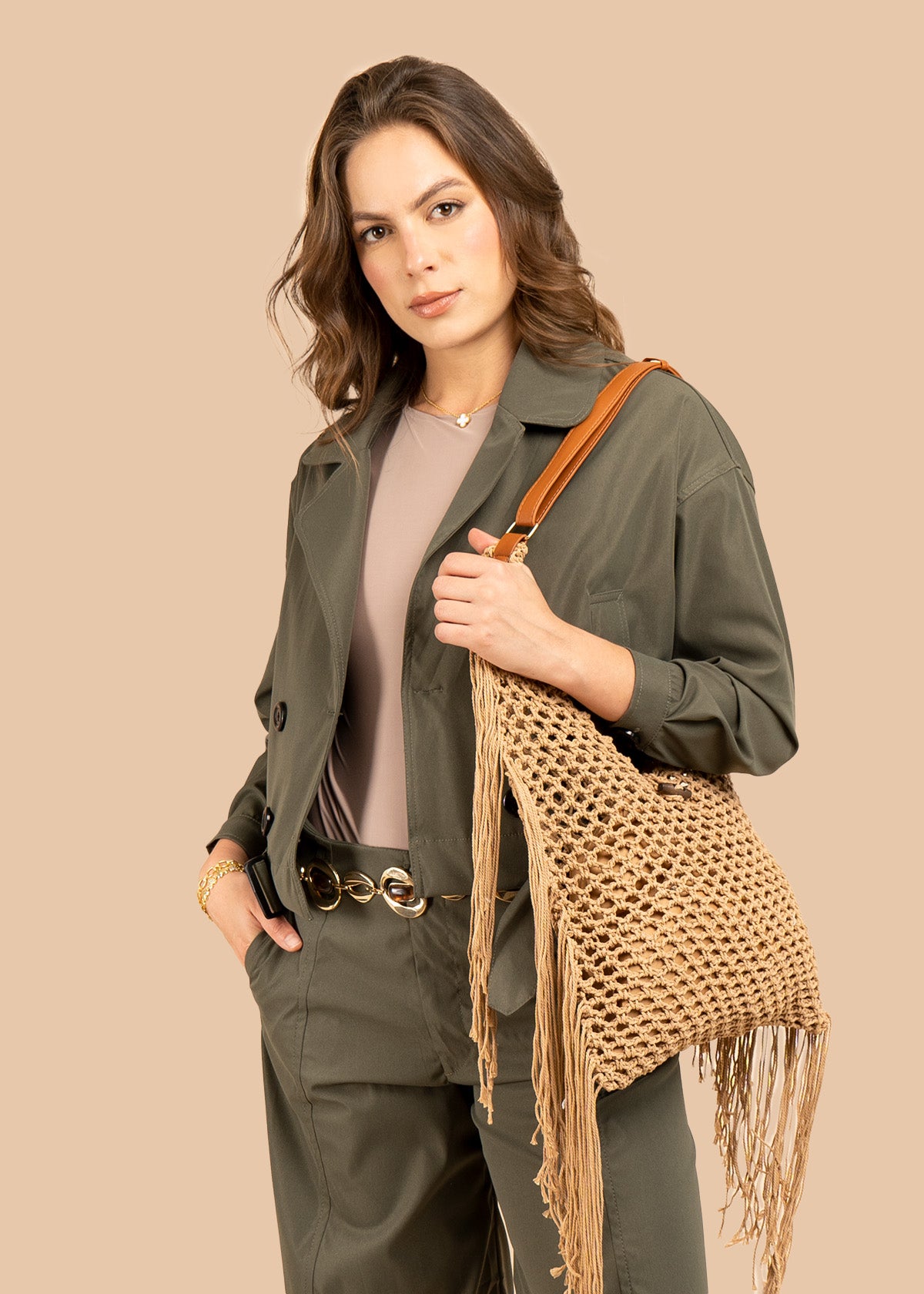 Bolso tipo tula color caqui con flecos y silueta hobo 106572