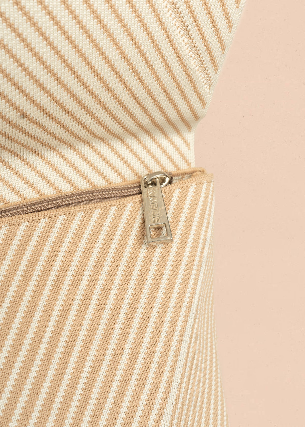 Morral color beige de tela con diseño chevron 106573