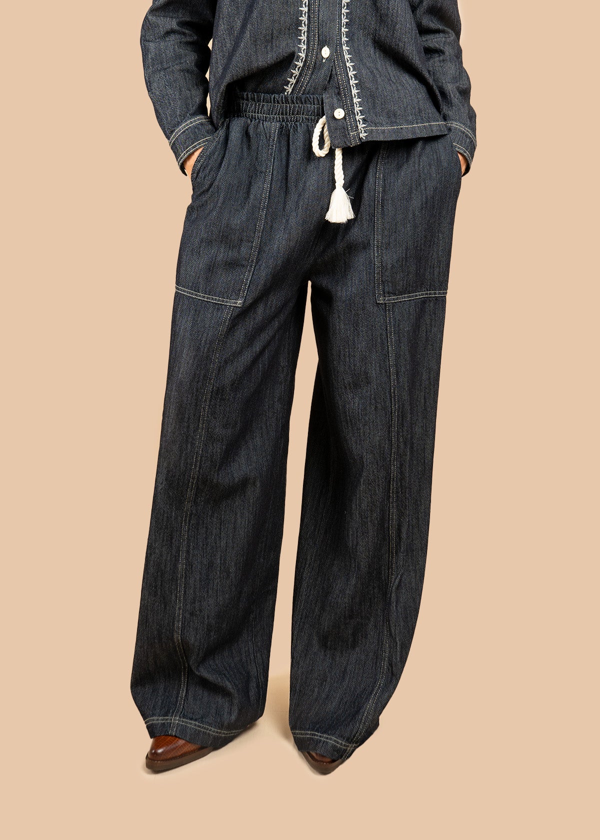 Pantalón color azul tipo denim con bota amplia 106576