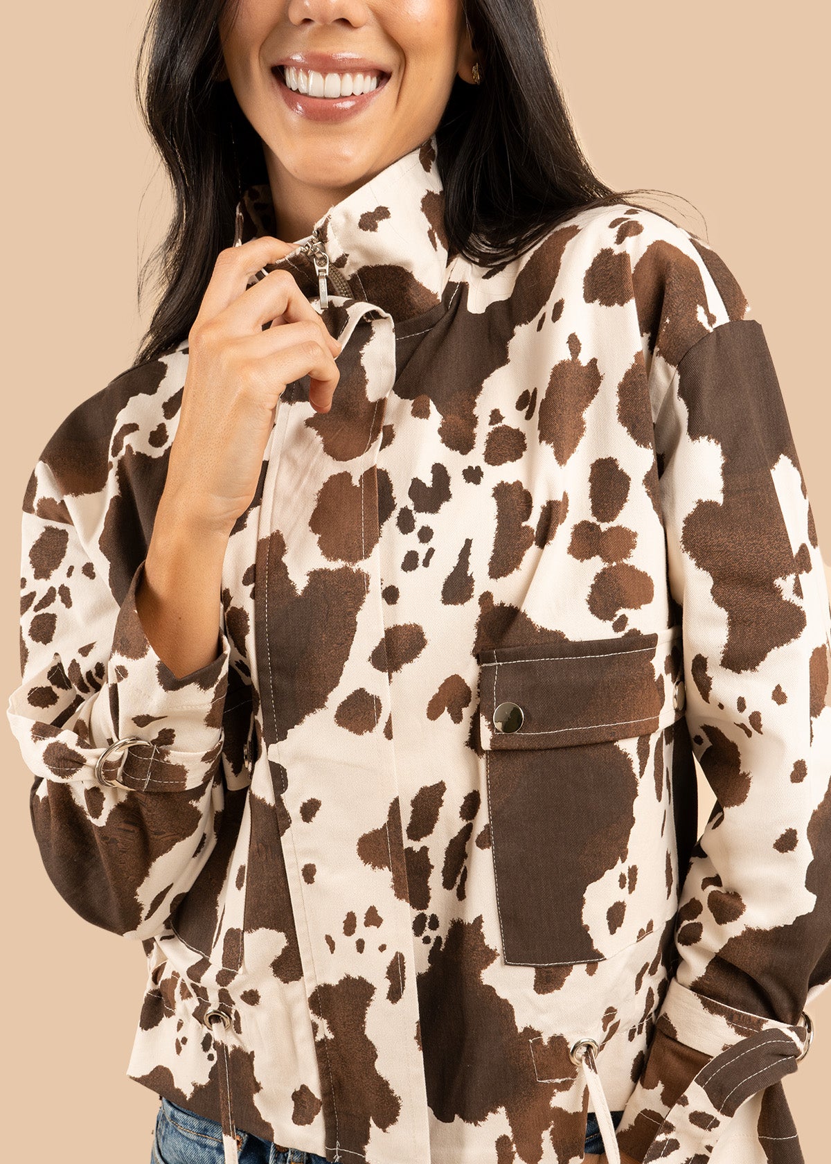 Chaqueta color animal print con cuello alto y bolsillos frontales 106577