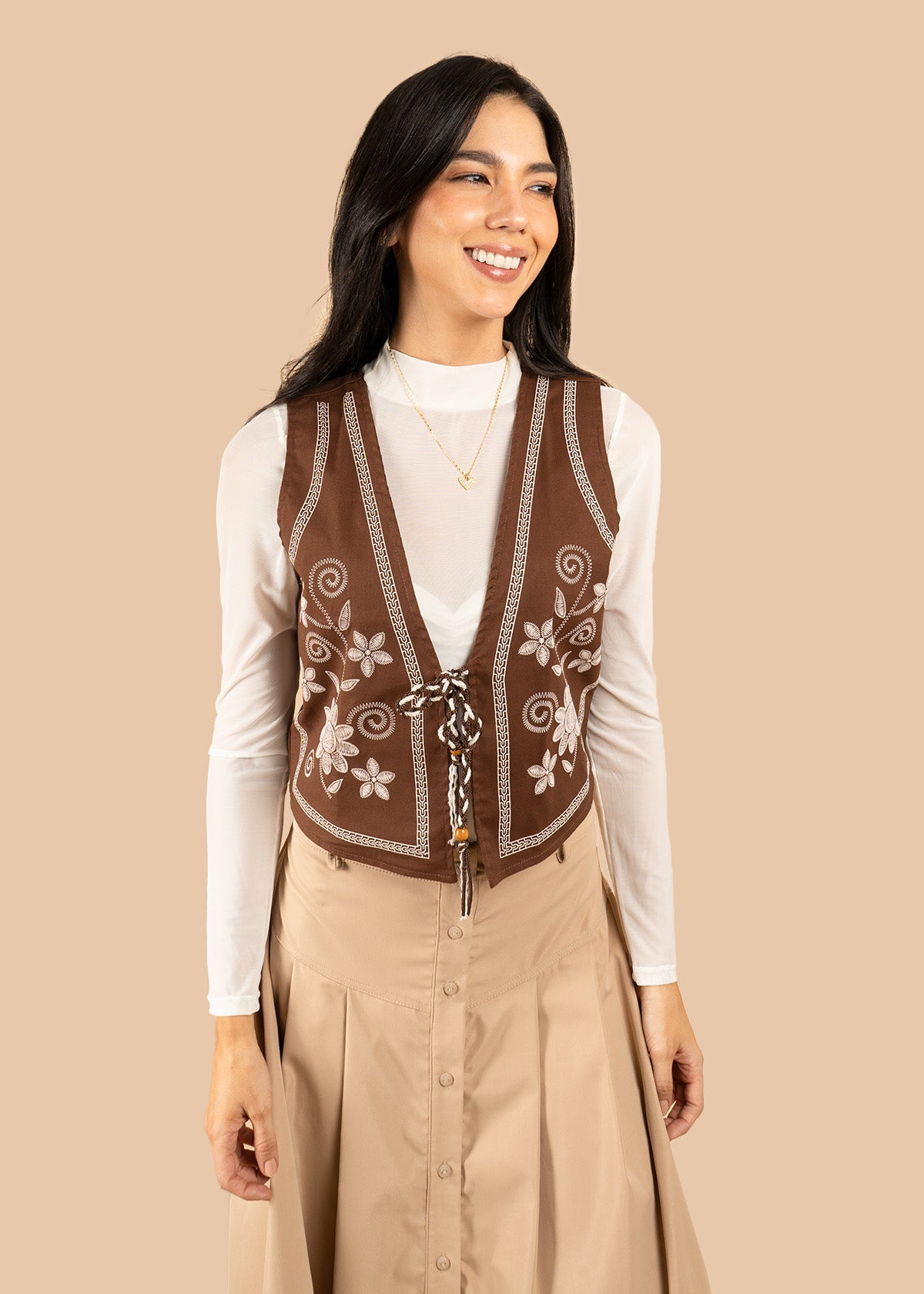 Chaleco color chocolate con bordado floral y amarre frontal 106578