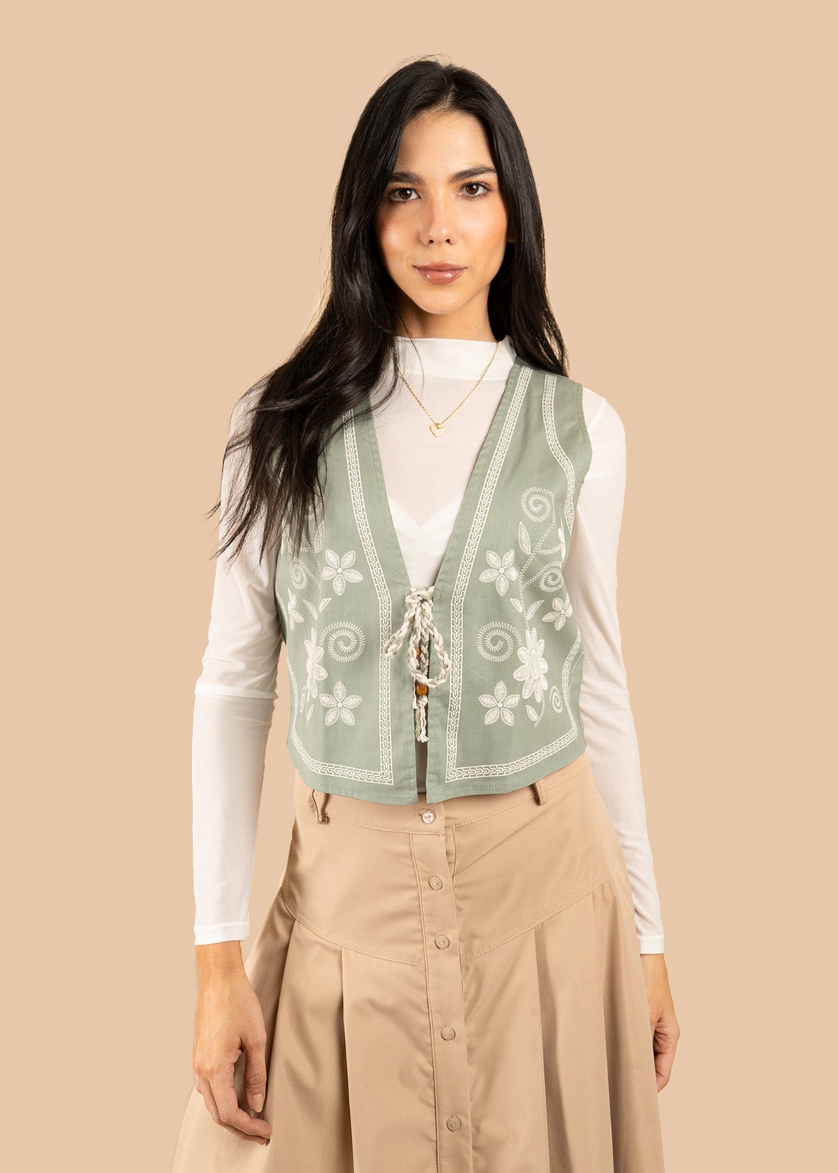 Chaleco color verde con bordado floral y amarre frontal 106578
